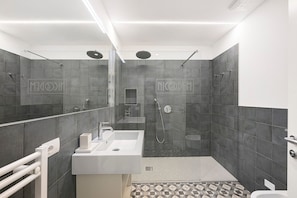 Dusche, Haartrockner, Handtücher