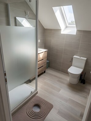 A modern bathroom with a skylight, a toilet, a sink, and a shower area. - Holiday Home 'Ker Marin - Maison Ty Gargouille' with Private Terrace, Garden & Wi-Fi (Sarzeau)