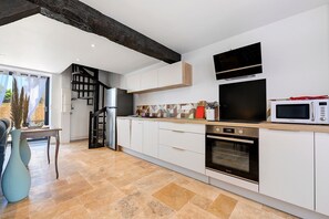 Coffee/tea maker, fridge, microwave, oven