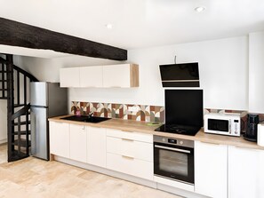 Private kitchen - Holiday Home 'Ker Marin - Maison Ty Gargouille' with Private Terrace, Garden & Wi-Fi (Sarzeau)