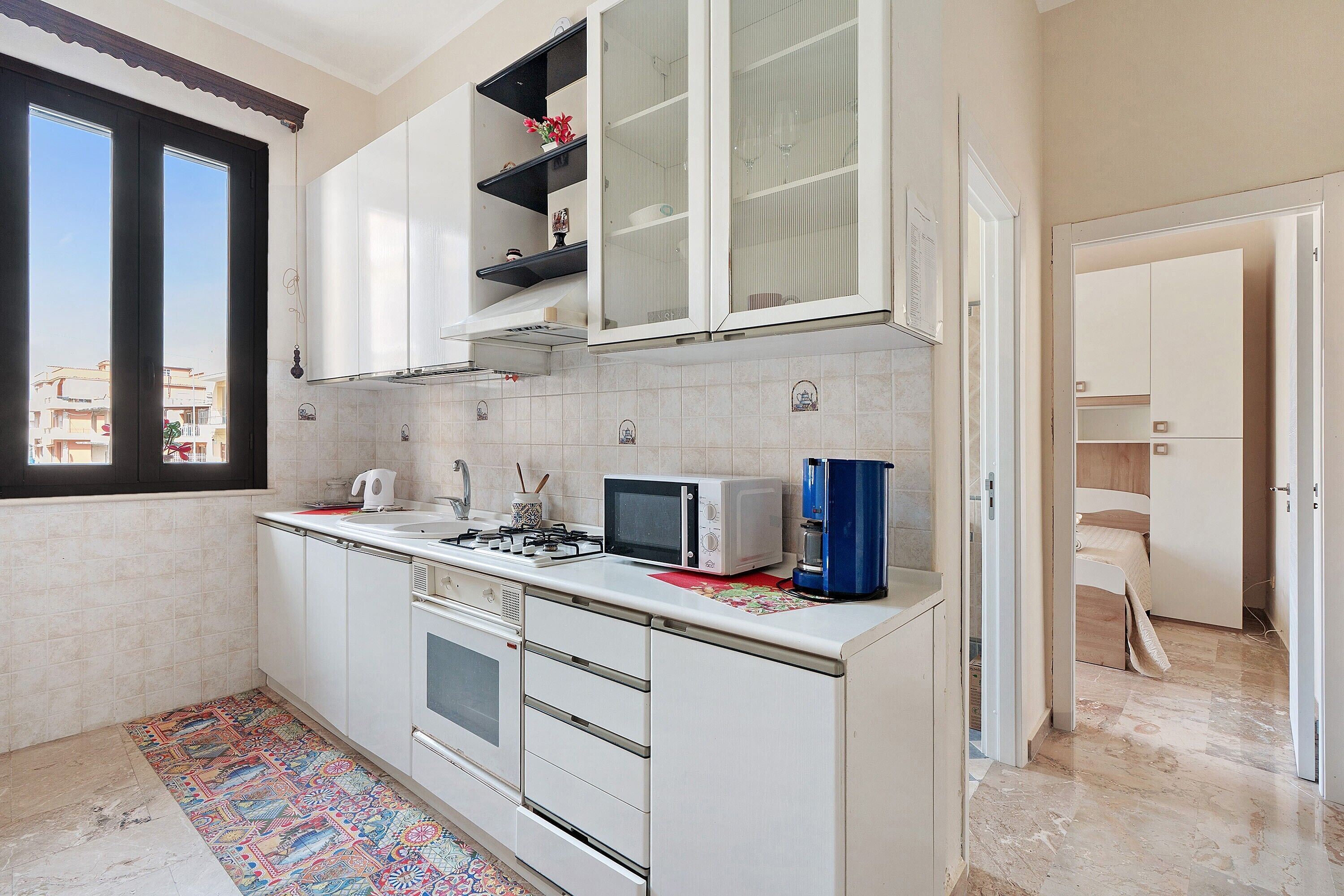 Frigorifero, microonde, forno, piano cottura