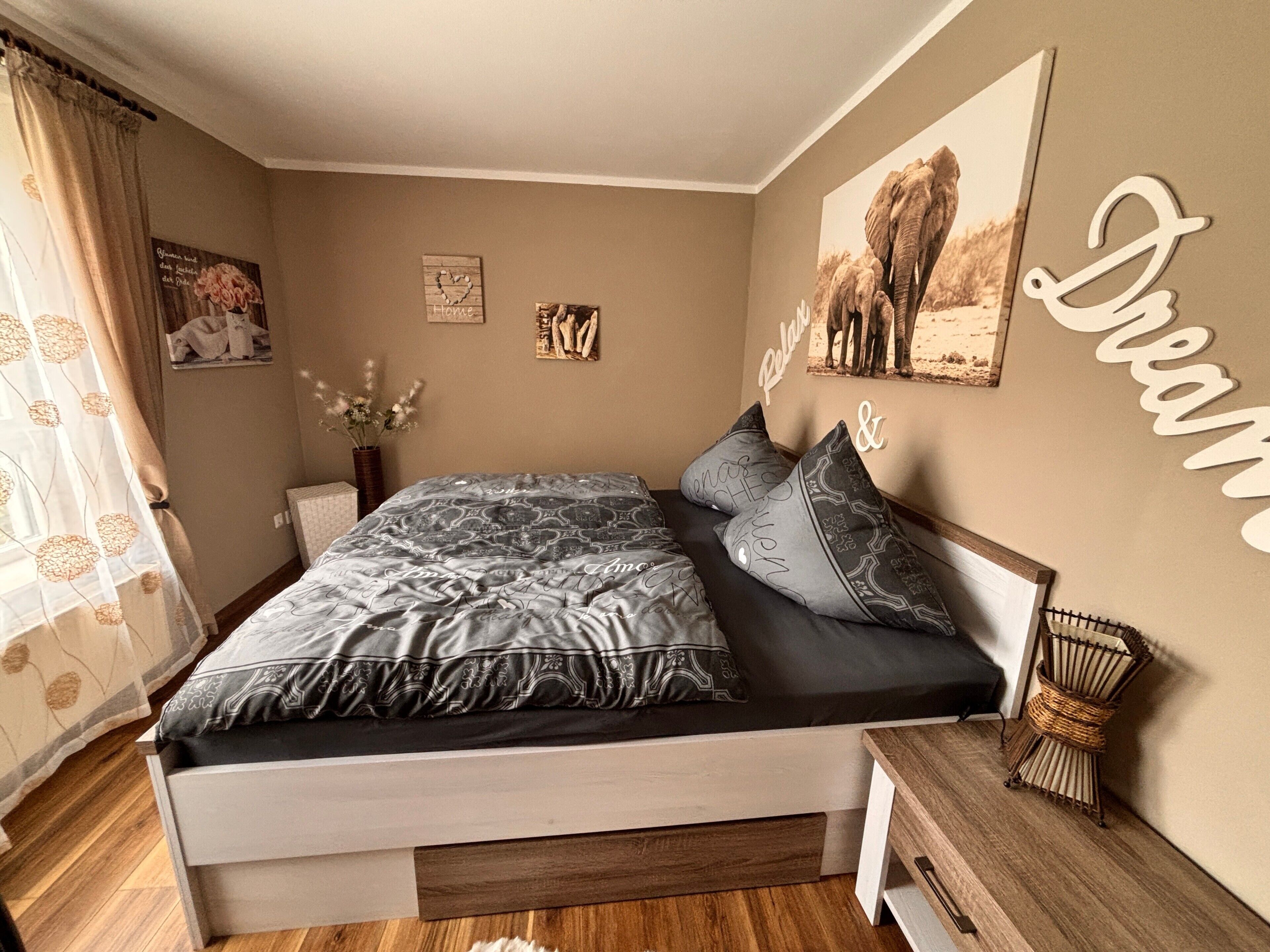 Iron/ironing board, WiFi, bed sheets