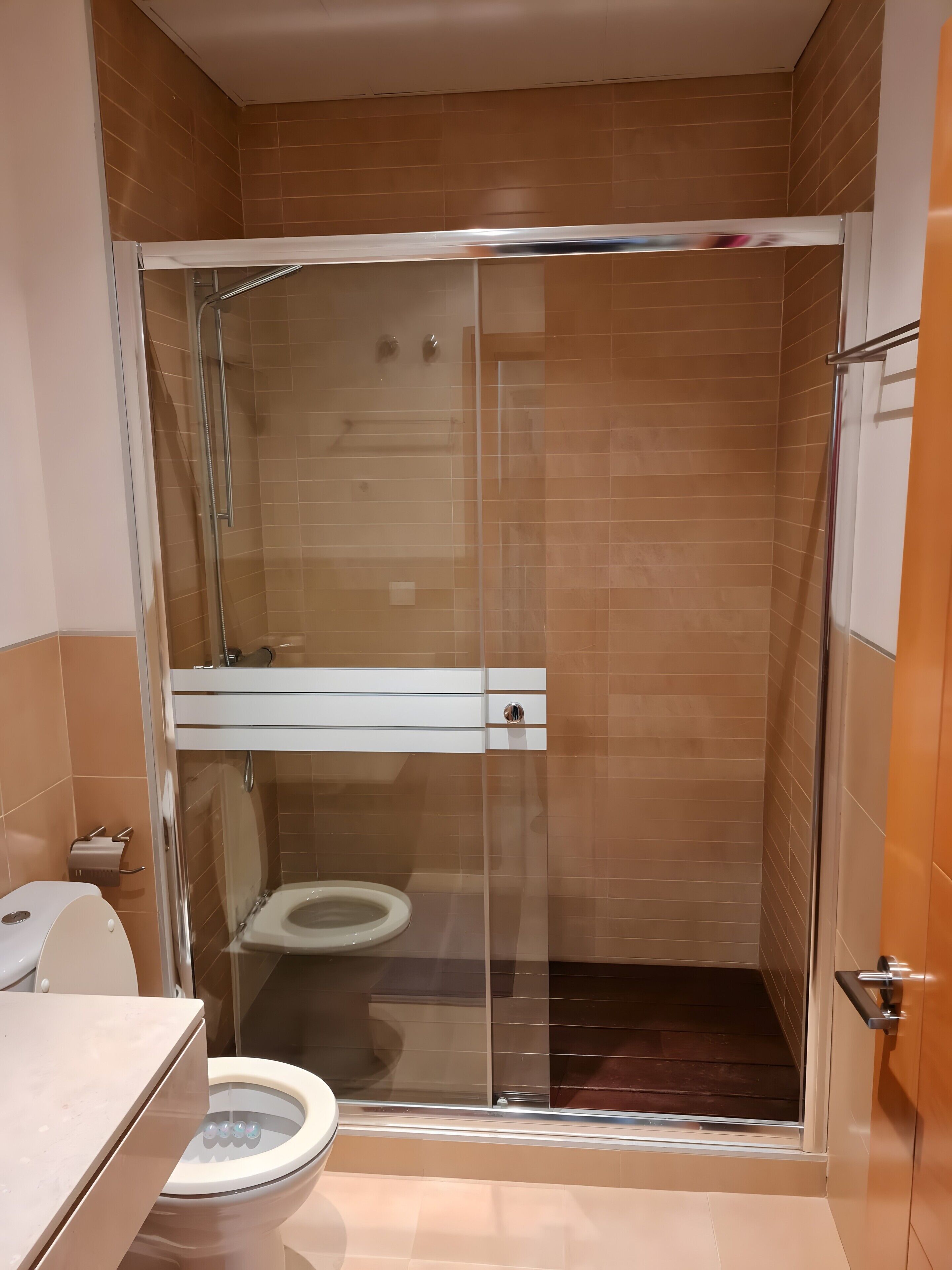 Een douche, handdoeken