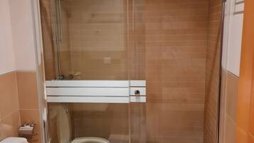 Een douche, handdoeken