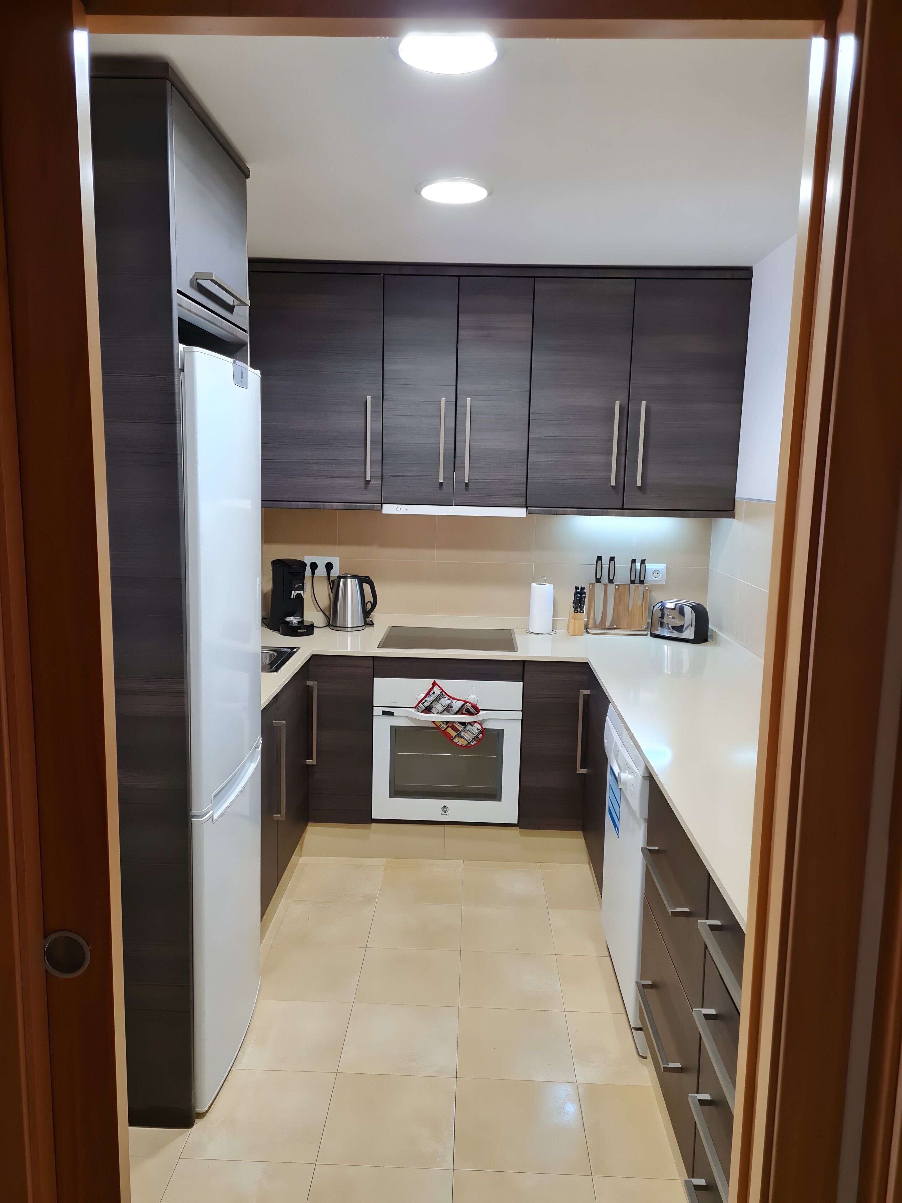 Frigorífico, microondas, horno y placa de cocina