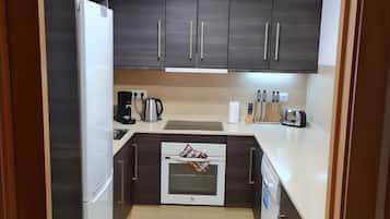 Frigorífico, microondas, horno y placa de cocina