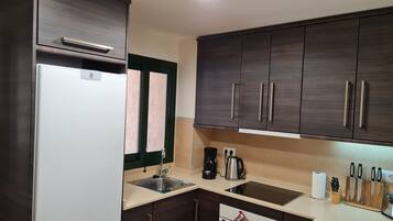 Frigorífico, microondas, horno y placa de cocina