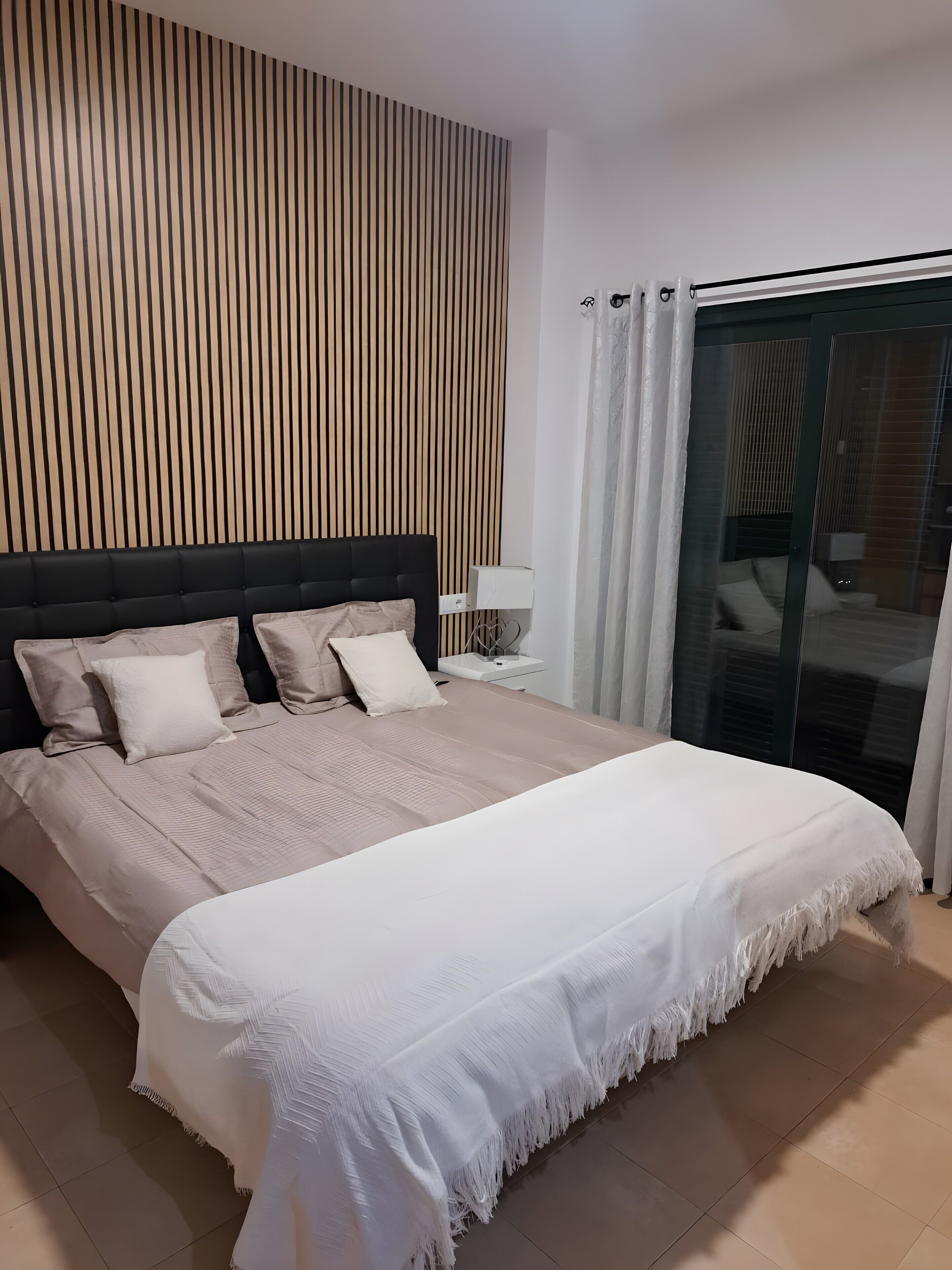 Tabla de planchar con plancha, wifi, ropa de cama