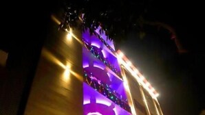 Un edificio con un letrero que dice 'PARKING ROOM' y una escalera que lleva a la entrada.