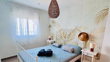 Tabla de planchar con plancha, wifi, ropa de cama