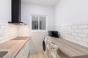 Wasserkocher mit Kaffee-/Teezubehör, Kühlschrank, Mikrowelle, Ofen