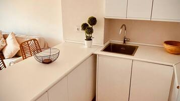 Réfrigérateur, micro-ondes, plaque de cuisson, lave-vaisselle