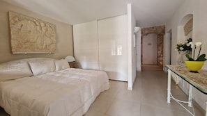 Tabla de planchar con plancha, wifi y ropa de cama 