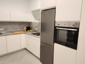Kühlschrank, Mikrowelle, Geschirrspüler, Wasserkocher