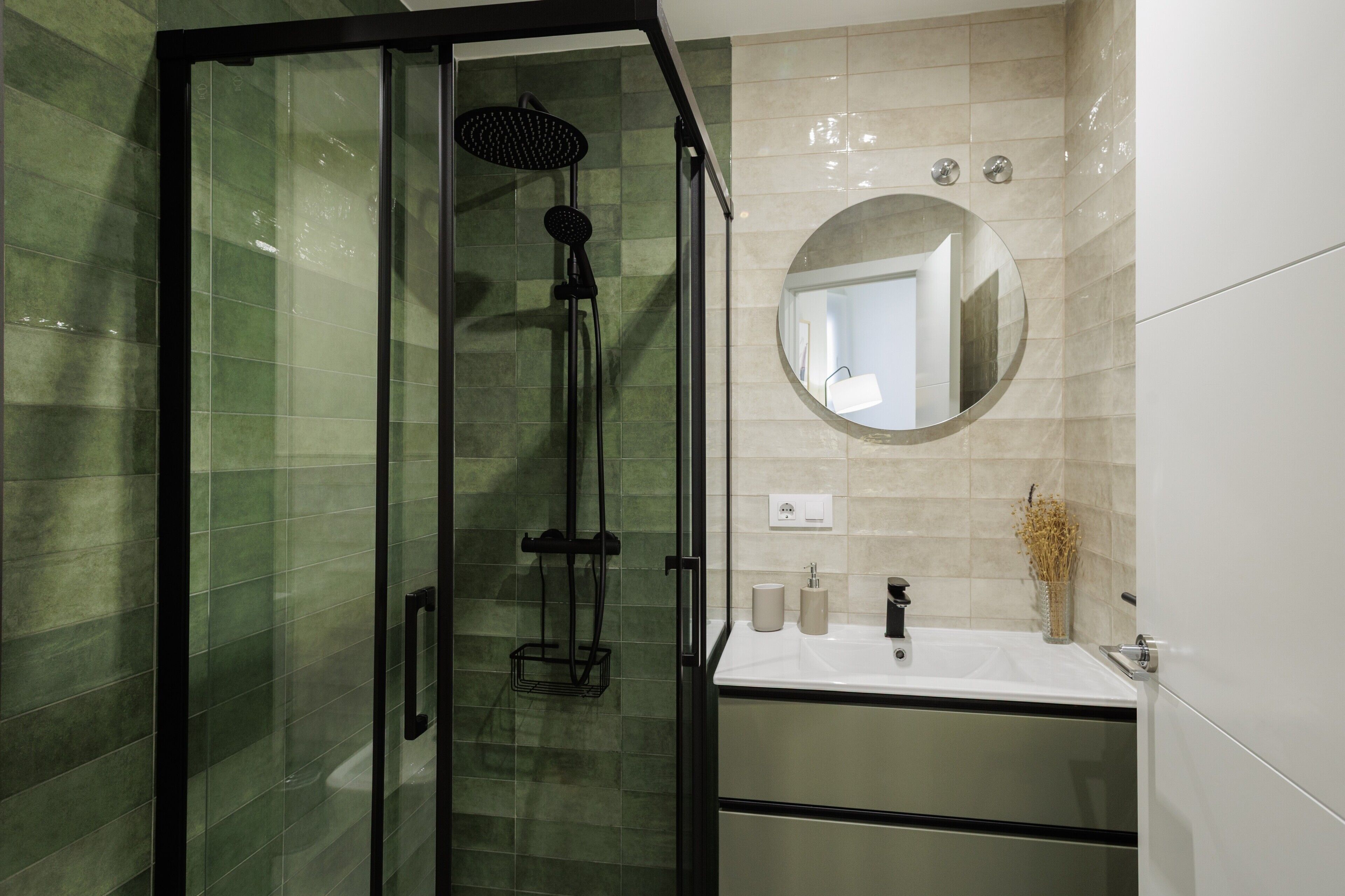 Een douche, een haardroger, handdoeken