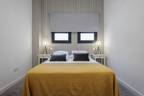 Een strijkplank/strijkijzer, wifi, beddengoed