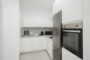 Frigorífico, microondas, lavavajillas y hervidor eléctrico
