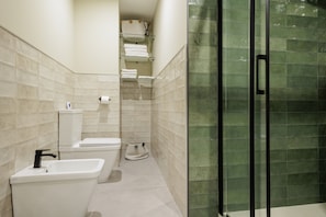 Een douche, een haardroger, handdoeken