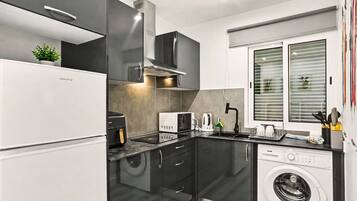 Refrigerador, microondas, horno, placa de cocina