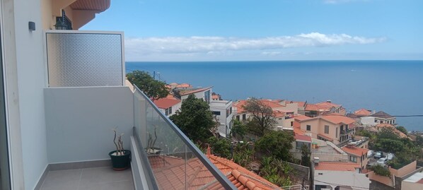 Property grounds - Holiday Home 'Lobo's House' with Sea View, Private Terrace and Wi-Fi (Câmara de Lobos)