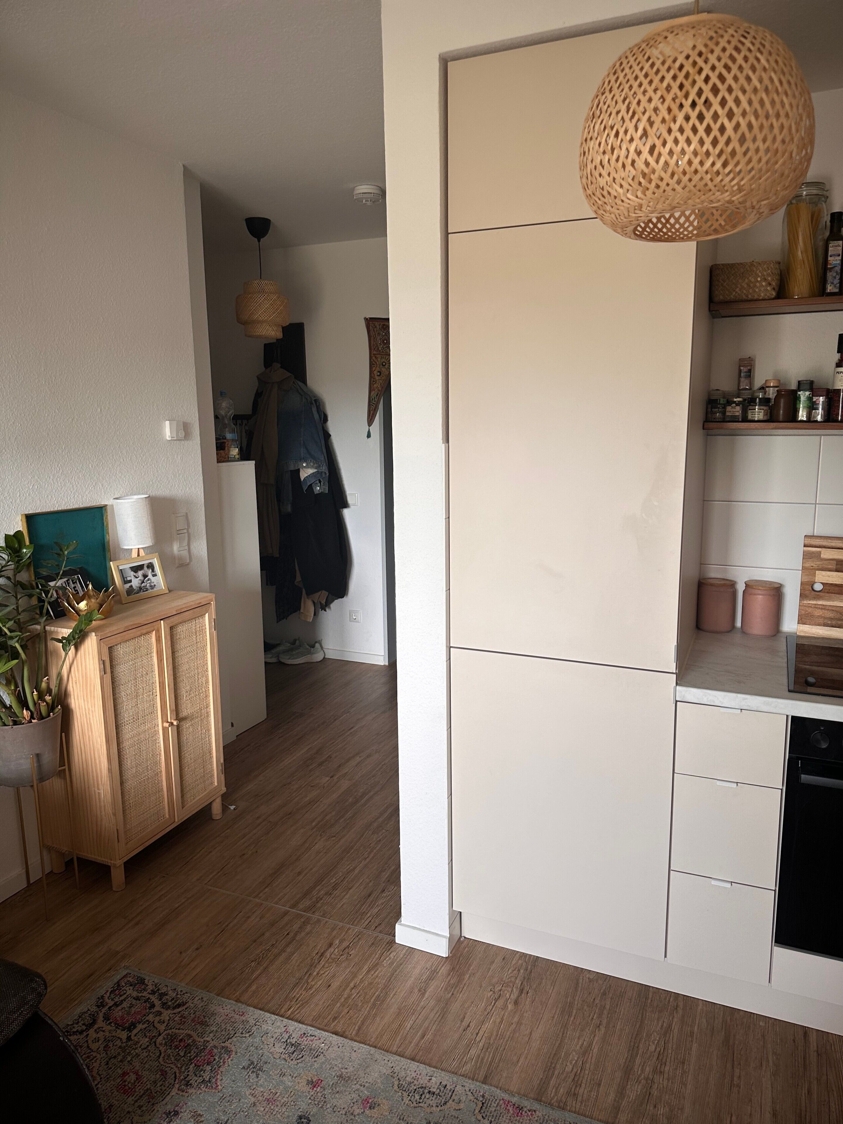 Wasserkocher mit Kaffee-/Teezubehör, Kühlschrank, Mikrowelle, Ofen