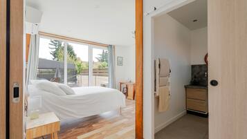 Iron/ironing board, WiFi, bed sheets, wheelchair access