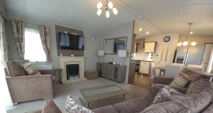 Seaside Lodge- Prestatyn- Sleeps 6