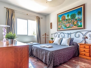 3 bedrooms, iron/ironing board, WiFi, bed sheets