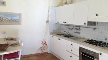 Frigorifero, forno, piano cottura, pentole/stoviglie/utensili