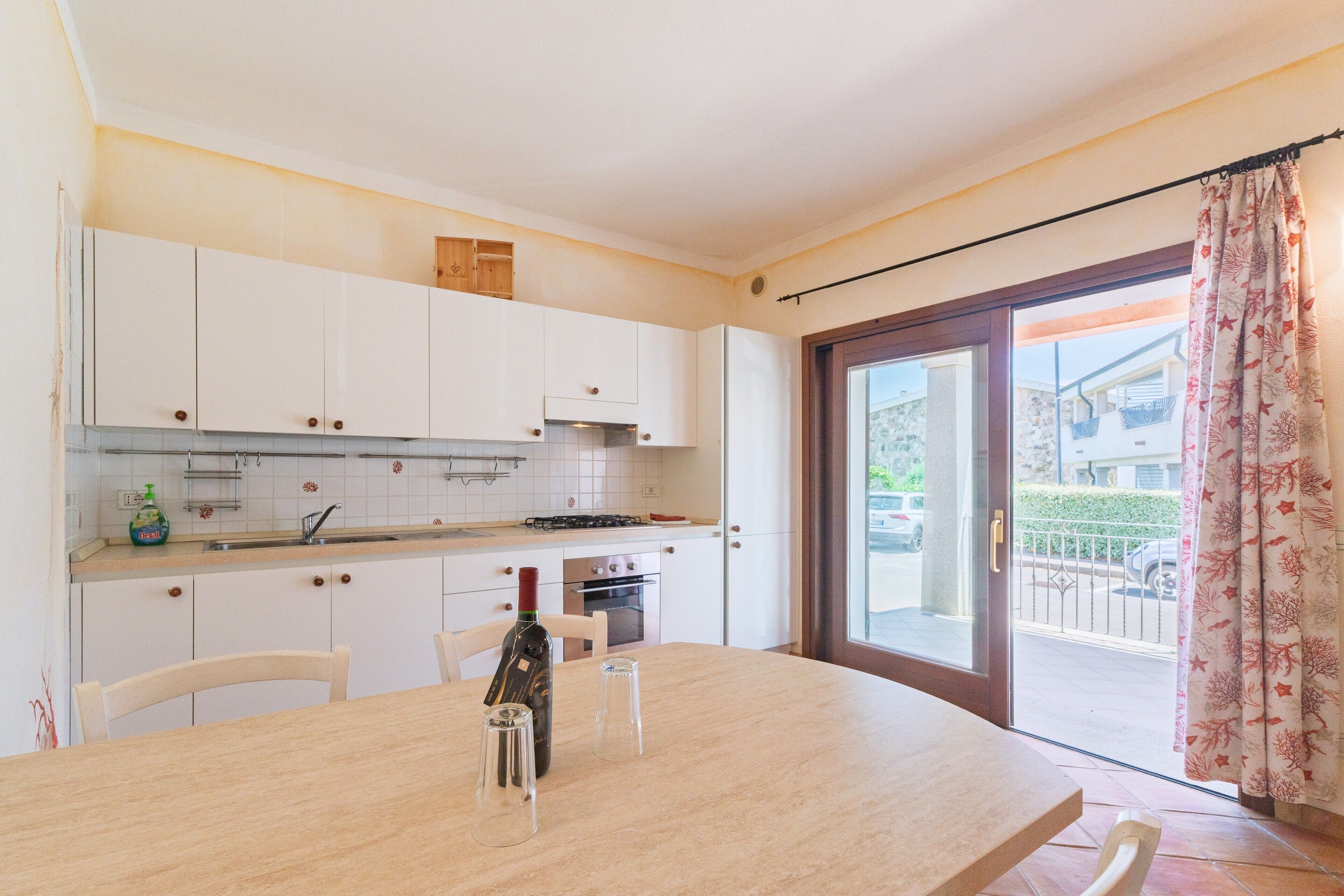 Frigorifero, forno, piano cottura, pentole/stoviglie/utensili