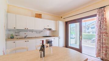 Frigorifero, forno, piano cottura, pentole/stoviglie/utensili