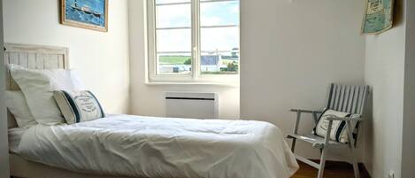 Iron/ironing board, WiFi, bed sheets