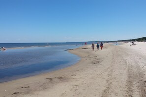 A beach with a sandy shore and calm water. - Apartment “Lindenweg” with Balcony and Wi-Fi (Karlshagen)