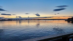A calm body of water with a clear sky and distant city skyline. - Dosana Blu Studio 'Aqua Alta' with Wi-Fi and Air Conditioning (Chioggia)