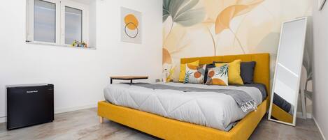 Tabla de planchar con plancha, wifi y ropa de cama
