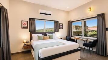 Deluxe Villa | Iron/ironing board, free WiFi