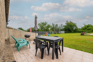 Outdoor dining - 'Gîte de Keravy - 4 guests - Vannes' with terrace, shared garden and Wi-Fi (Vannes)