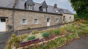 Un edificio de piedra con múltiples ventanas y un cartel que dice 'Giles de Keray'.