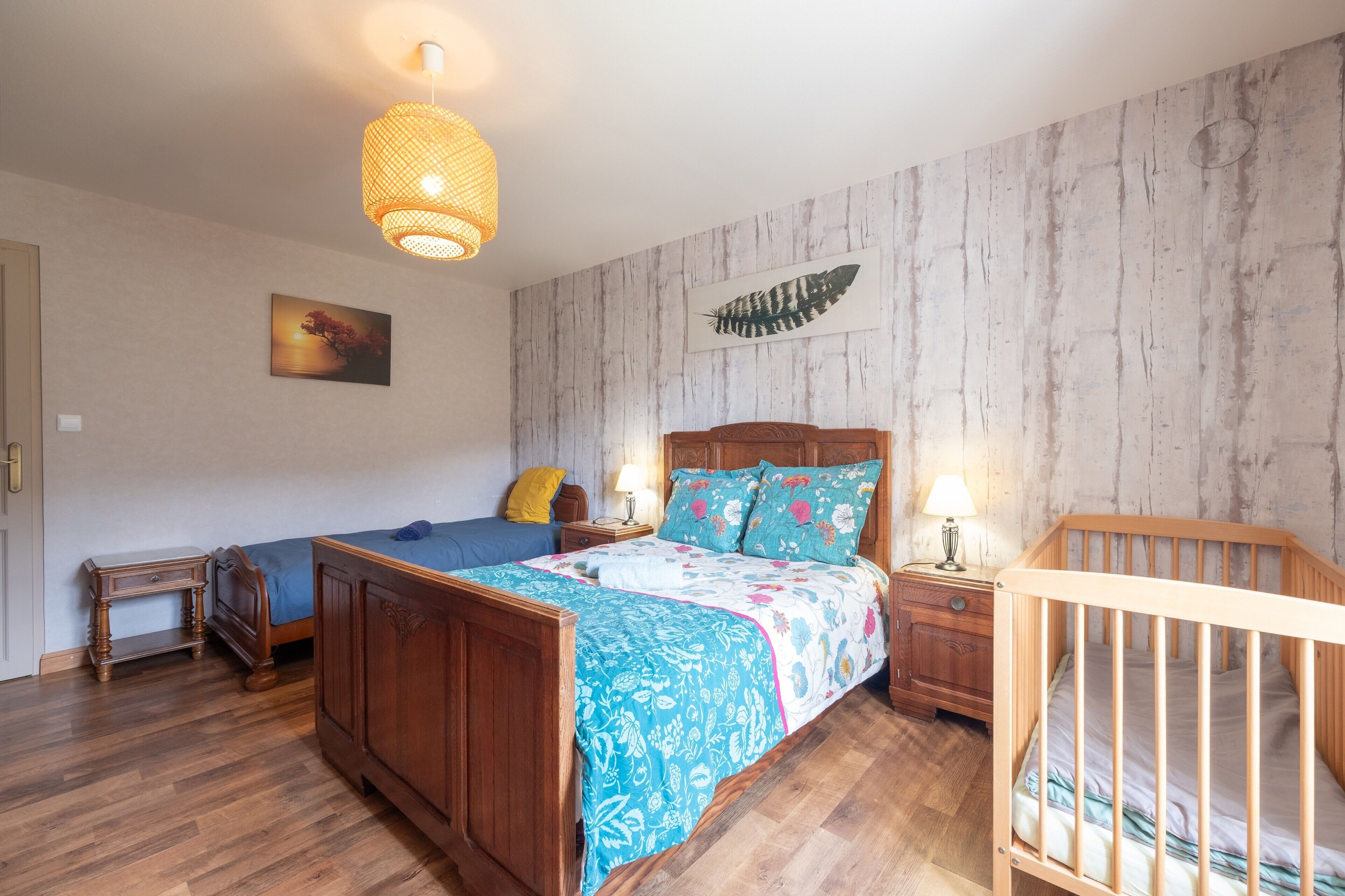 Iron/ironing board, WiFi, bed sheets