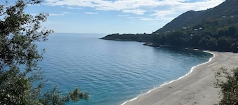 Paradise in Ai Giannis Apartment with Sea View, Wi-Fi, and Air Conditioning