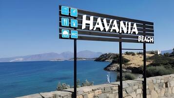 Placa para Praia Havania com ícones de praia, restaurante e WC.