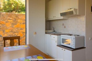 Fridge, oven, stovetop, coffee/tea maker - Studio Apartment 'Mirabella Vista' with Sea View, Wi-Fi and Air Conditioning (Agios Nikolaos)
