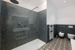 A modern bathroom with a glass-enclosed shower, a white sink, and a toilet. - Room 'Stanza S21' with Wi-Fi and Air Conditioning (Verona)