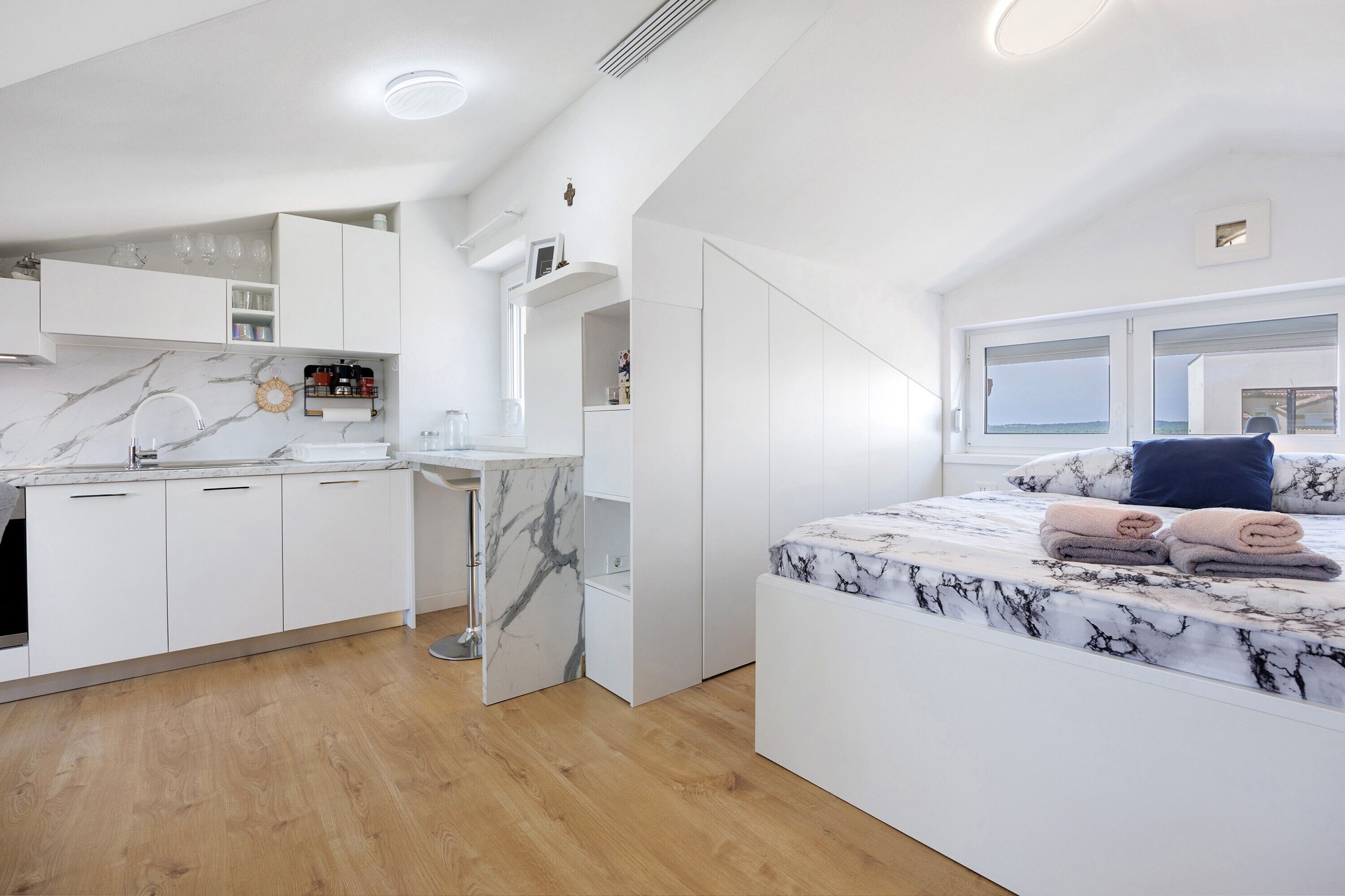 1 bedroom, bed sheets