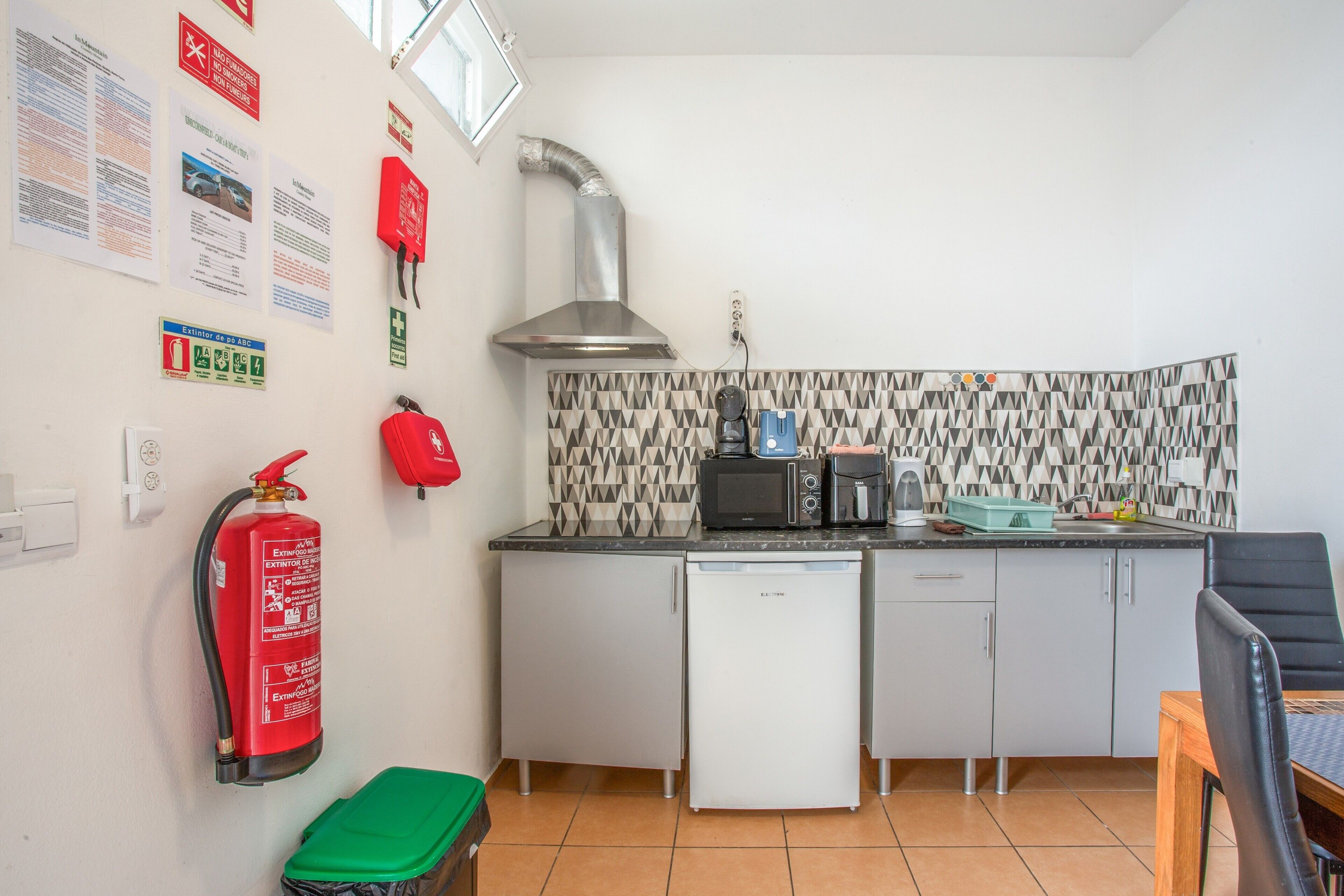 Frigorífico, microondas, placa de cocina y hervidor eléctrico