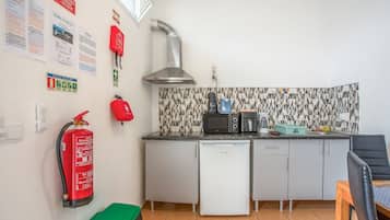Frigorífico, microondas, placa de cocina y hervidor eléctrico