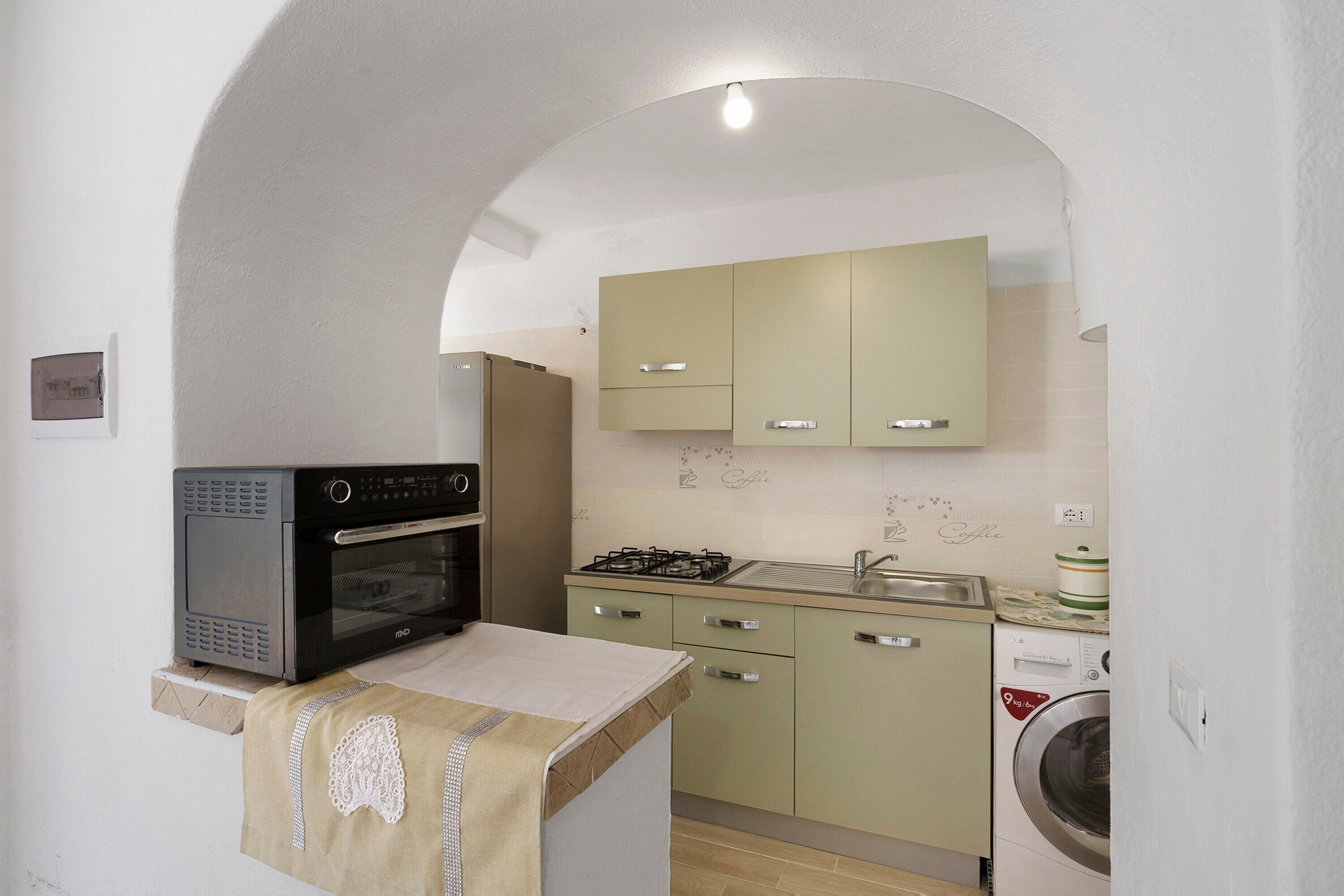 Coffee/tea maker, fridge, microwave, stovetop