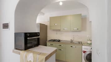 Coffee/tea maker, fridge, microwave, stovetop