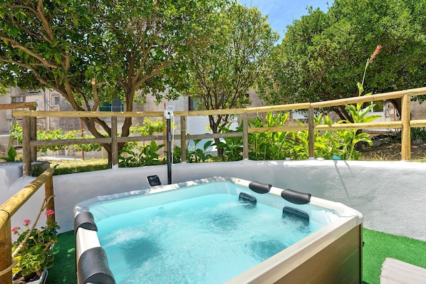 A hot tub surrounded by a wooden fence, with trees and greenery in the background. - Holiday Home 'Casa Gio e Angy' with Sea View, Wi-Fi & Air Conditioning (Forio)