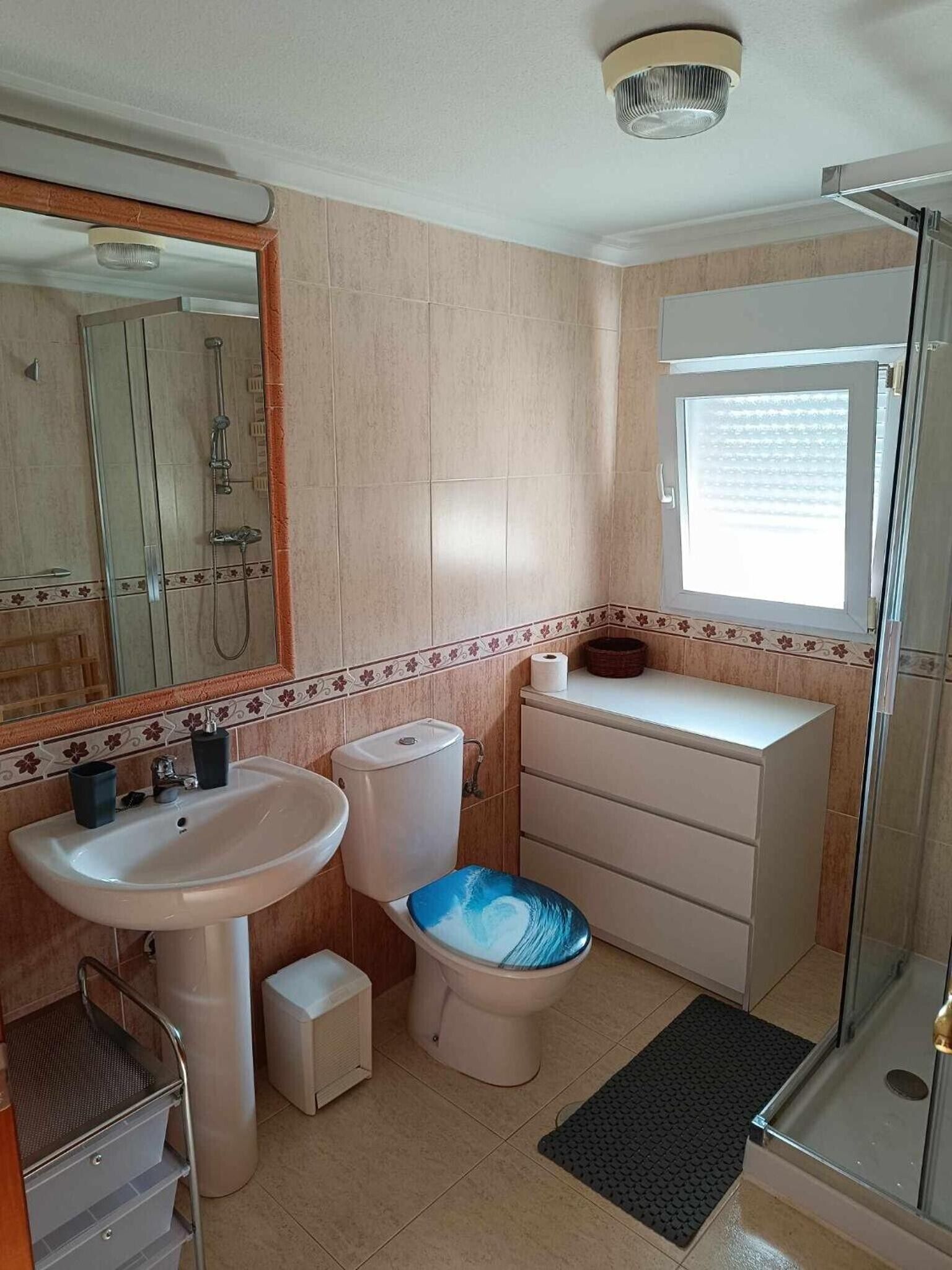 Une salle de bain équipée d’un lavabo, de toilettes, d’un bidet et d’une douche.